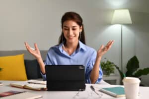 difference between cna and medical assistant raising her two hands