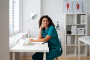 difference between cna and medical assistant woman sitting