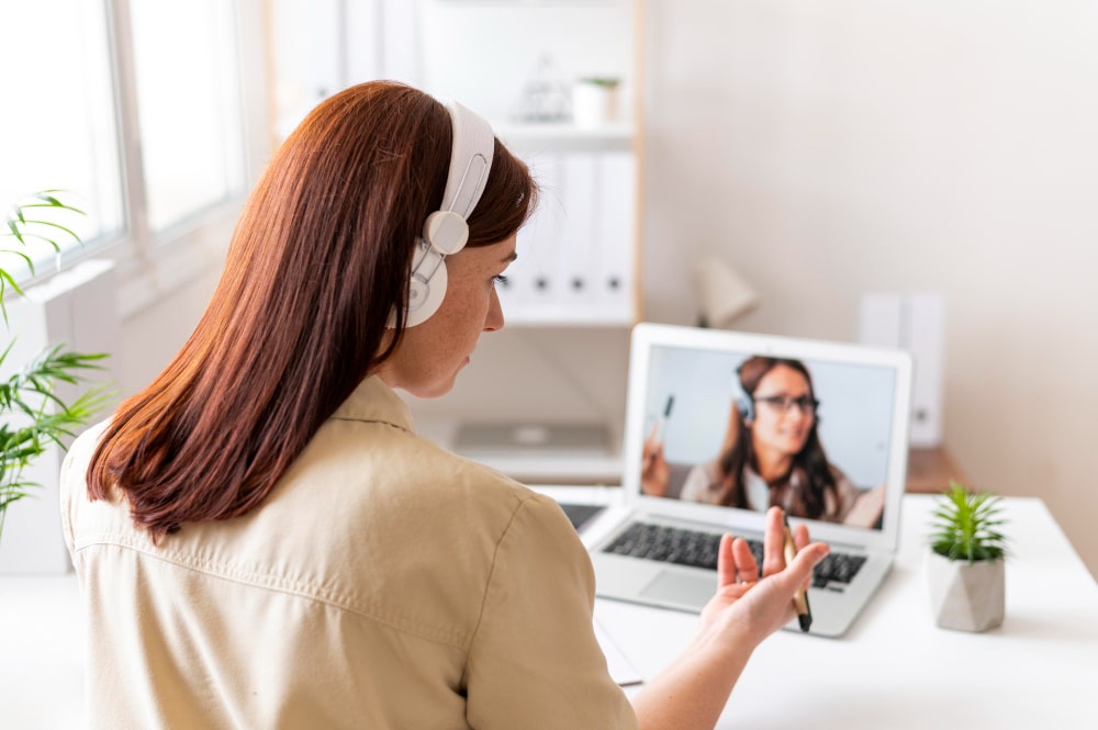 hr recruiting specialist woman talking with another woman virtually